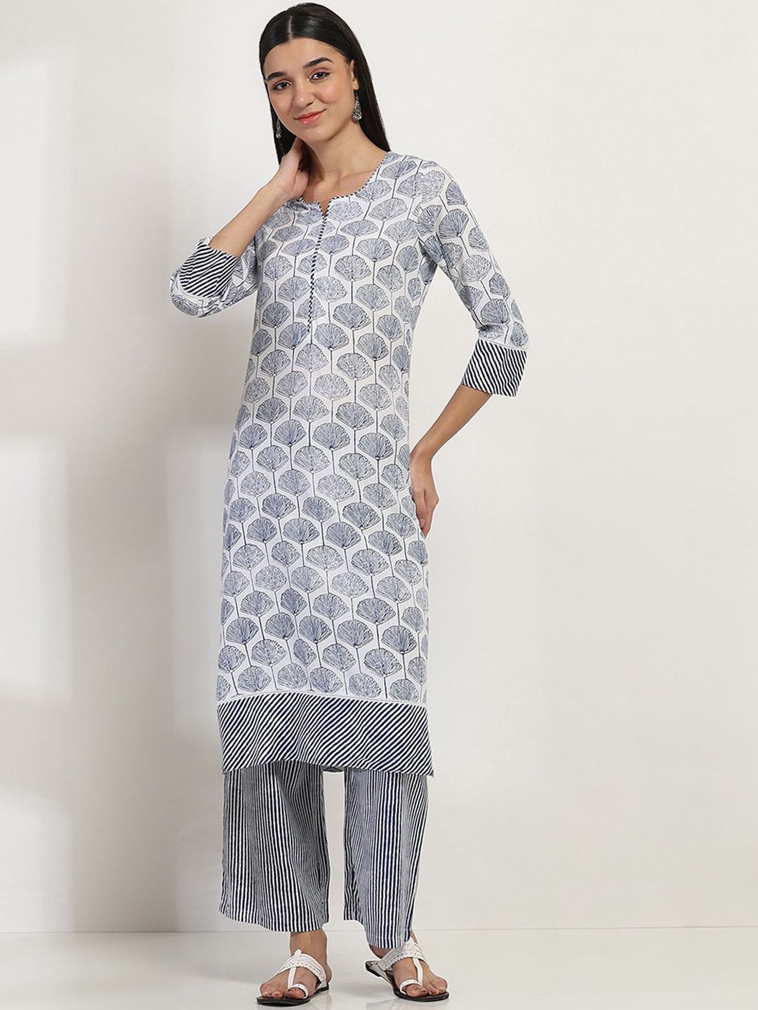 

Rangriti Women Floral Printed Regular Kurta with Palazzos, Blue