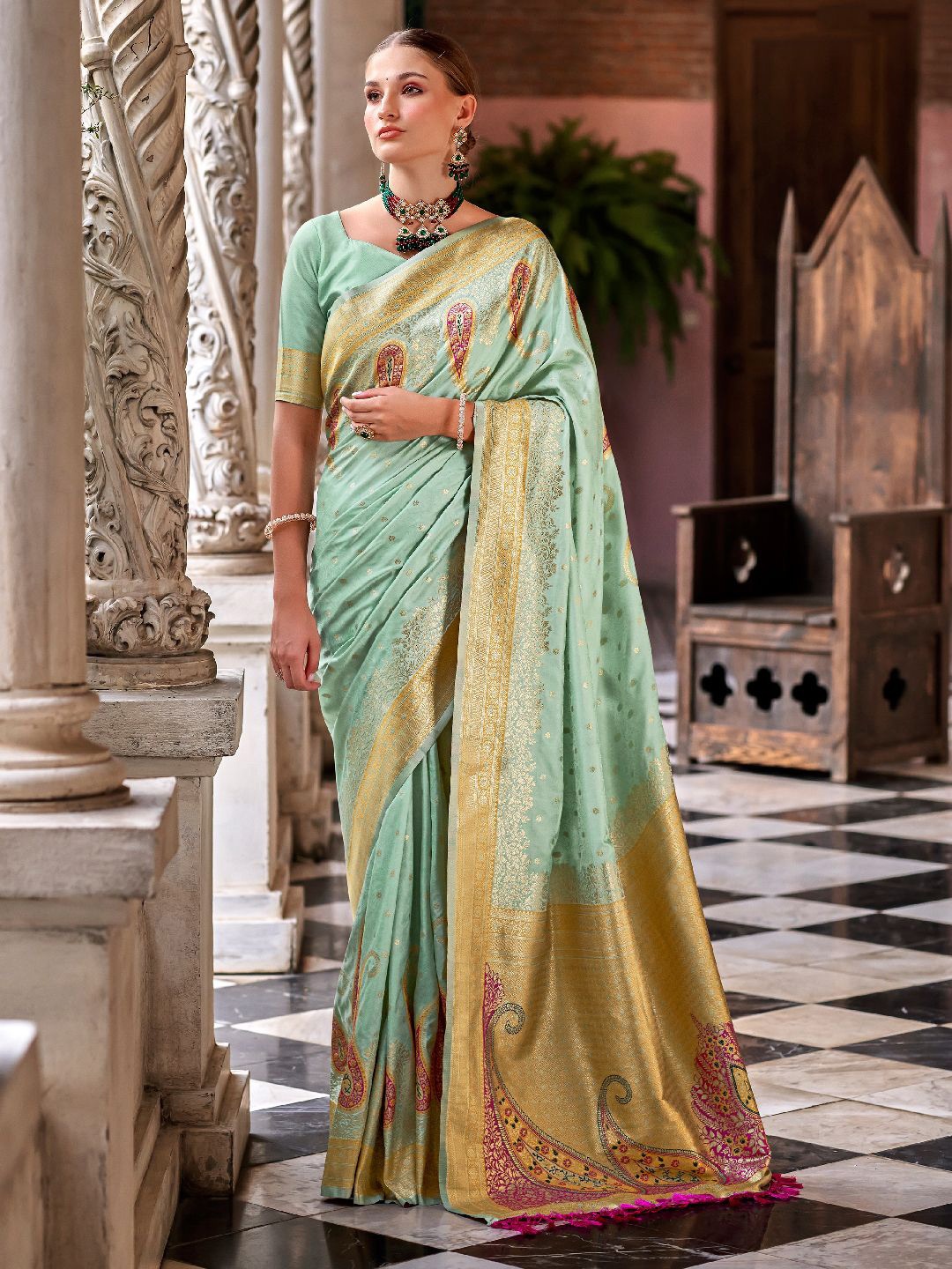 

DIVASTRI Woven Design Zari Silk Blend Saree, Green