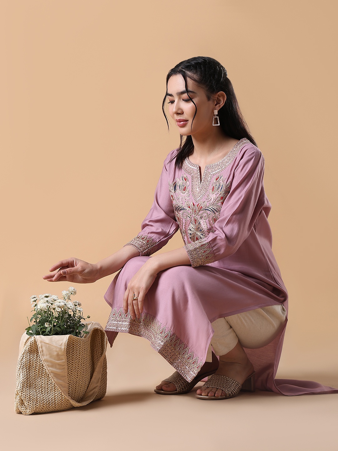 

SHOWOFF Ethnic Motifs Embroidered Thread Work Cotton Silk Straight Kurta, Pink