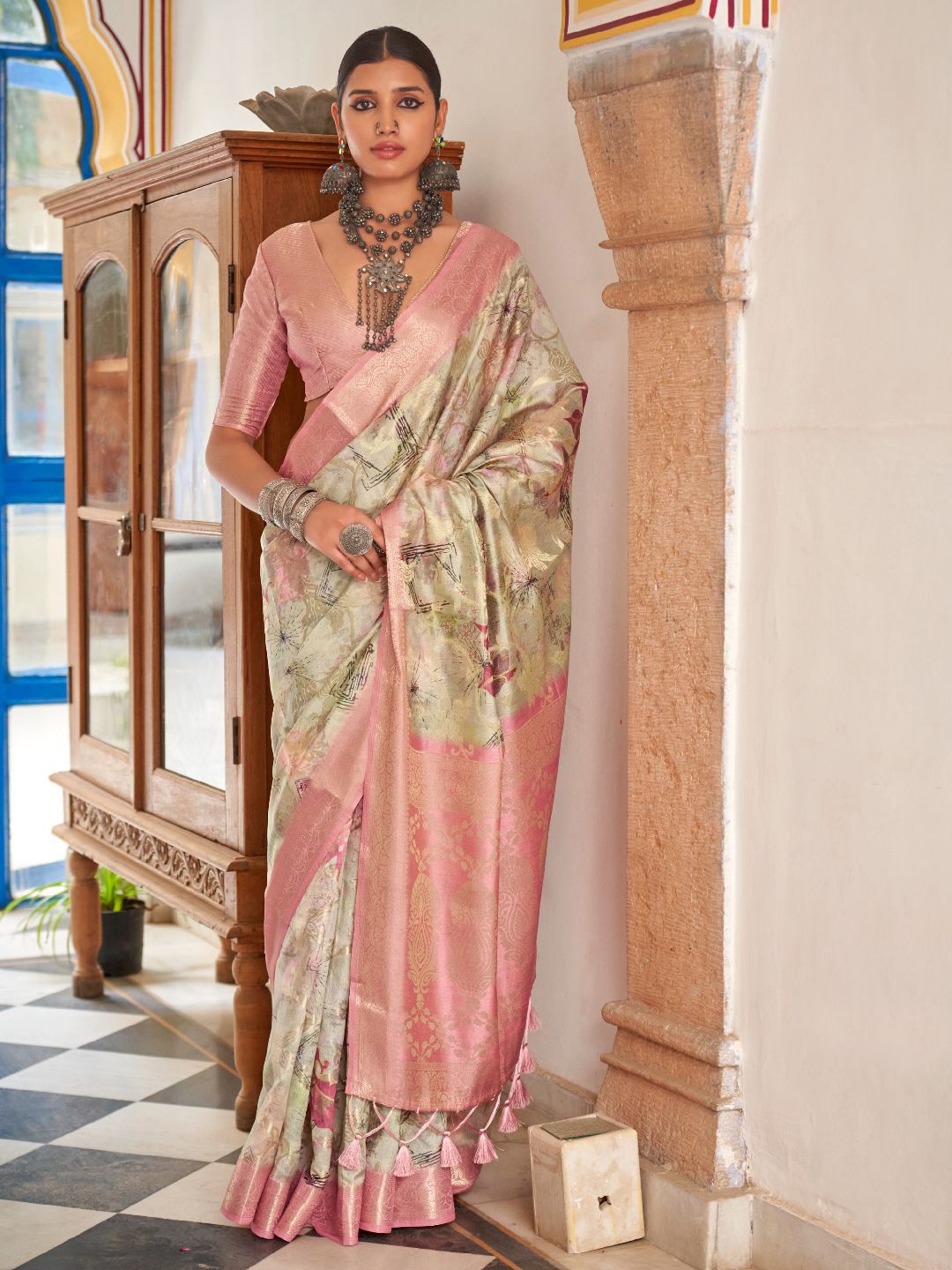 

DIVASTRI Floral Zari Designer Saree, Pink