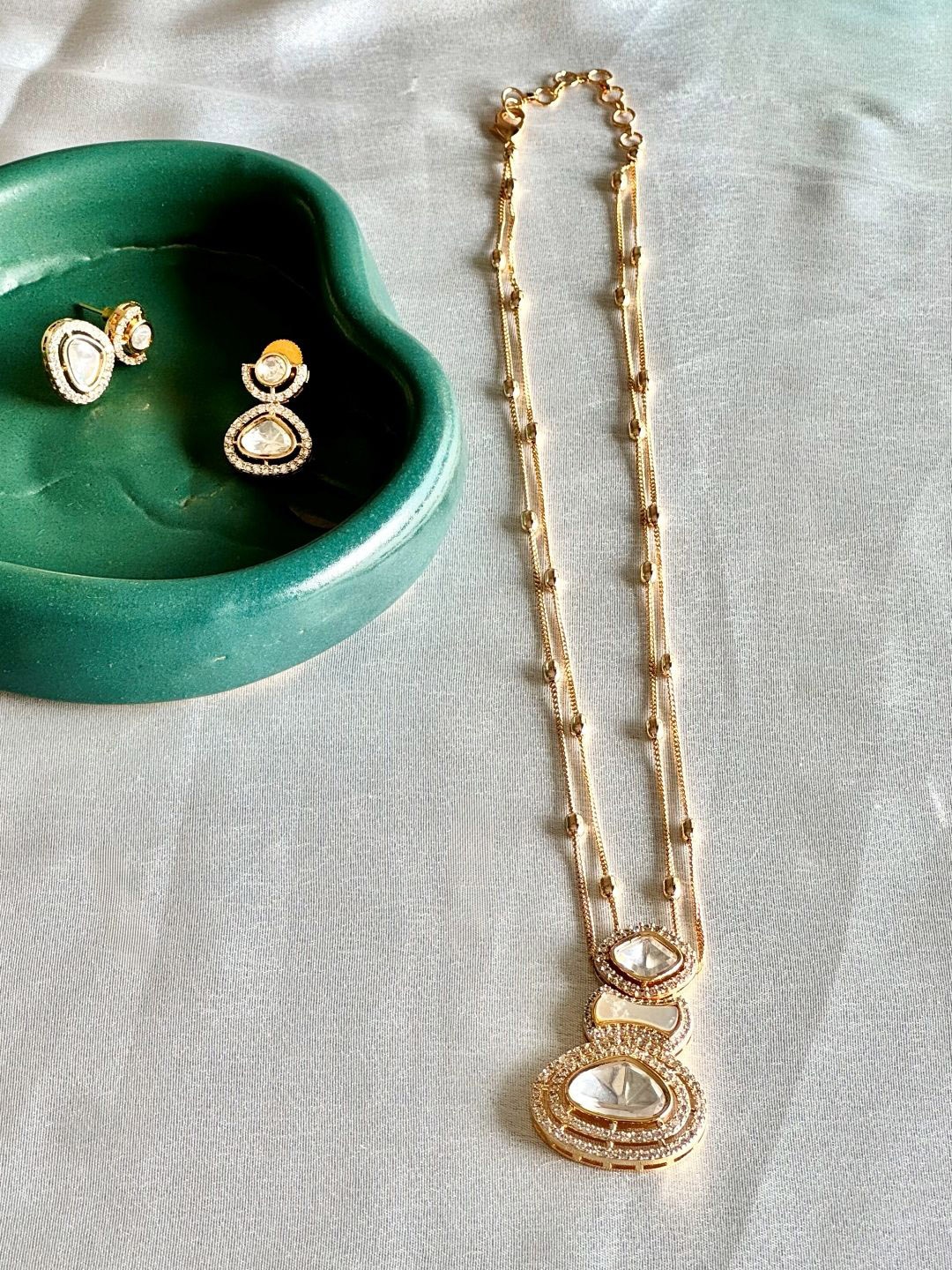 

The Jewellery Tale Gold-Plated Stone Studded Pendant Jewellery Set