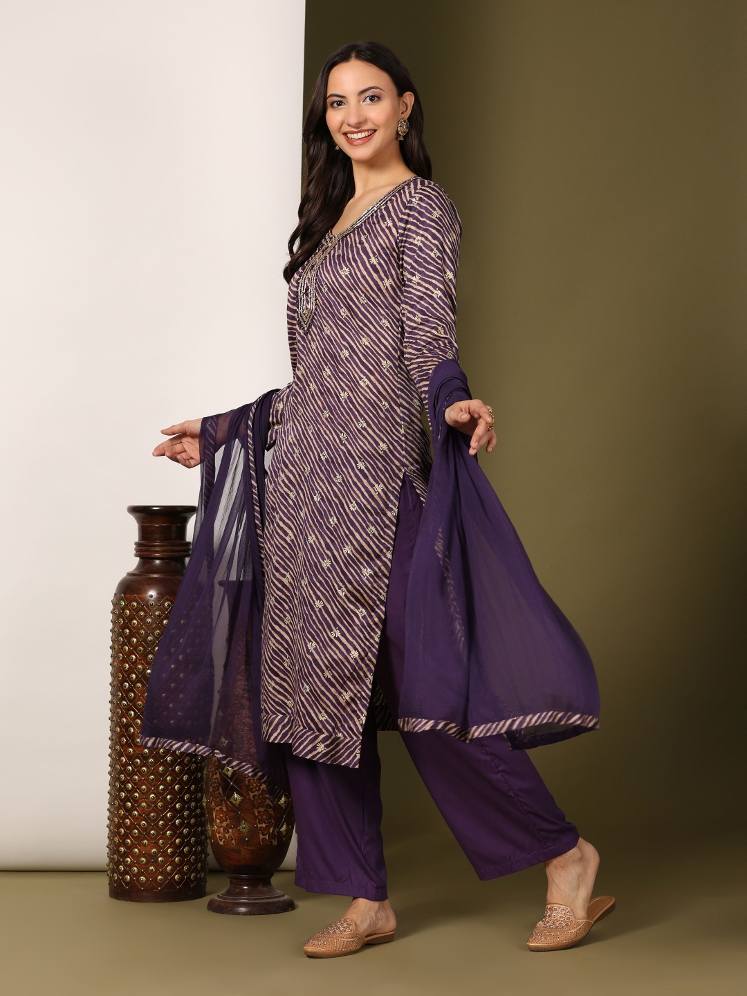 

Mamicha Women Floral Printed Regular Pure Cotton Kurta with Palazzos & With Dupatta, Violet
