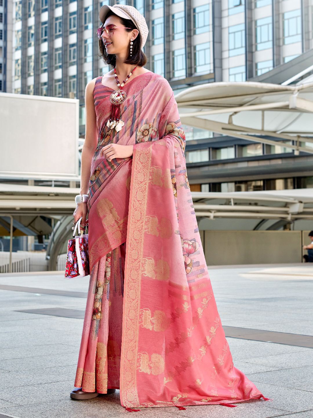 

DIVASTRI Floral Zari Silk Blend Saree, Pink
