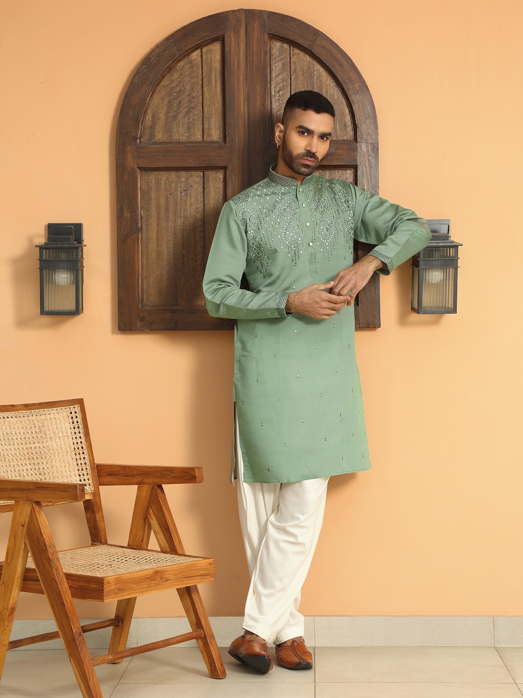 

KRAFT INDIA LUXE Floral Embroidered Thread Work Mandarin Collor Straight Kurta, Green