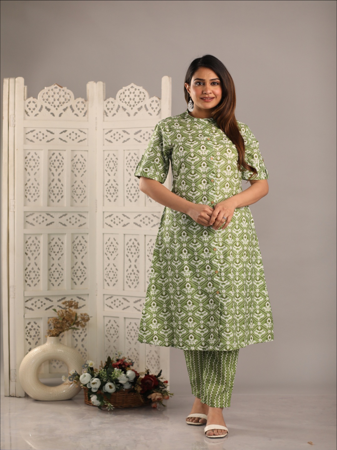 

Angvarnika Women Floral Printed Regular Pure Cotton Kurta with Trousers, Green