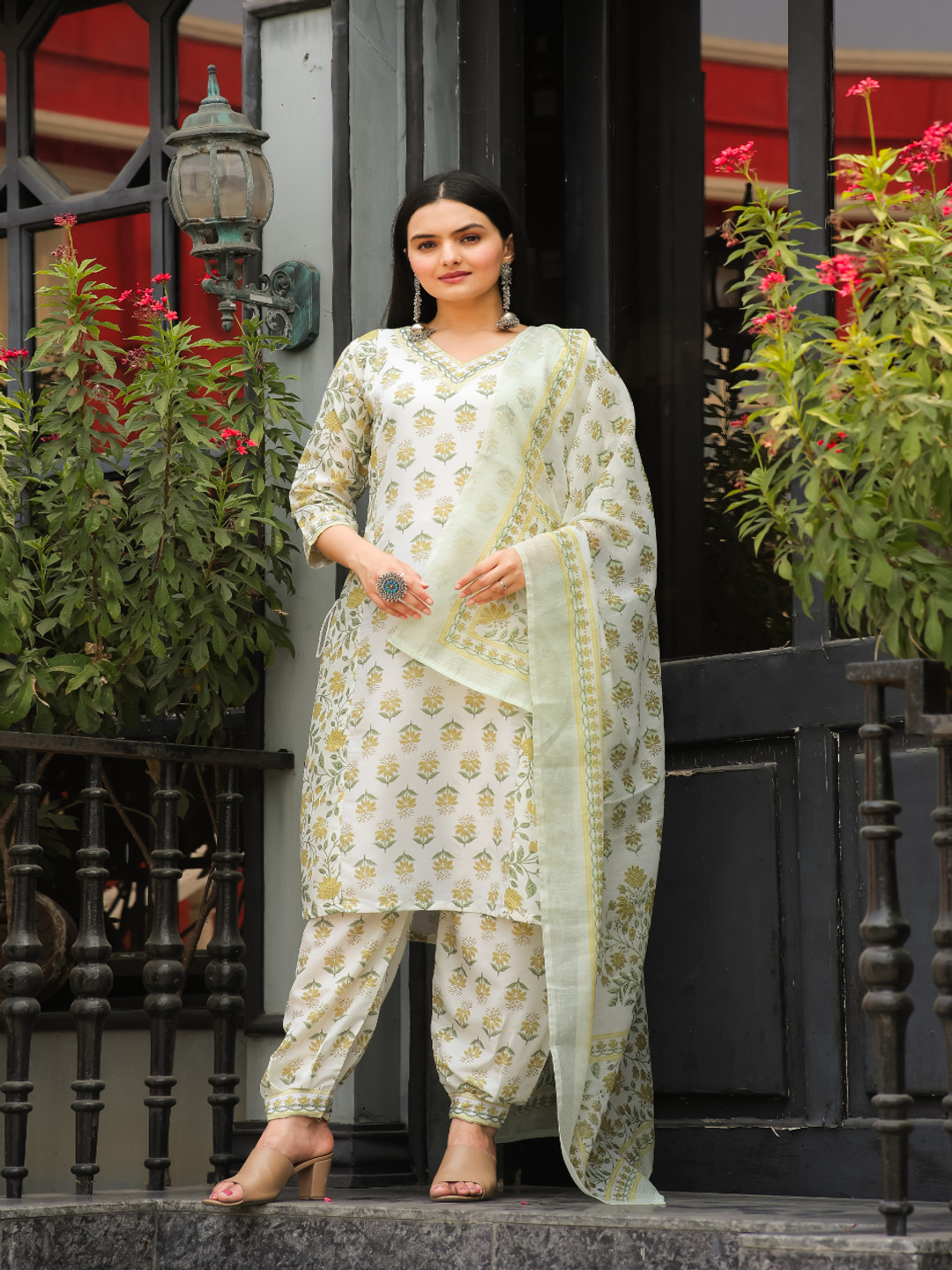 

DIVASTRI Women Floral Printed Regular Pure Cotton Kurta with Salwar & With Dupatta, Off white