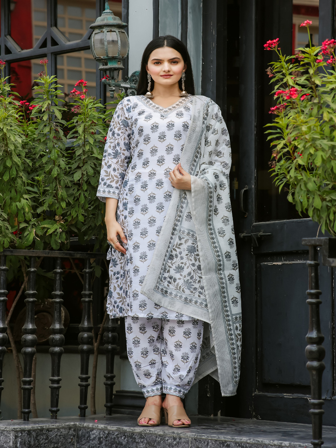 

DIVASTRI Women Floral Printed Regular Pure Cotton Kurta with Salwar & With Dupatta, Grey