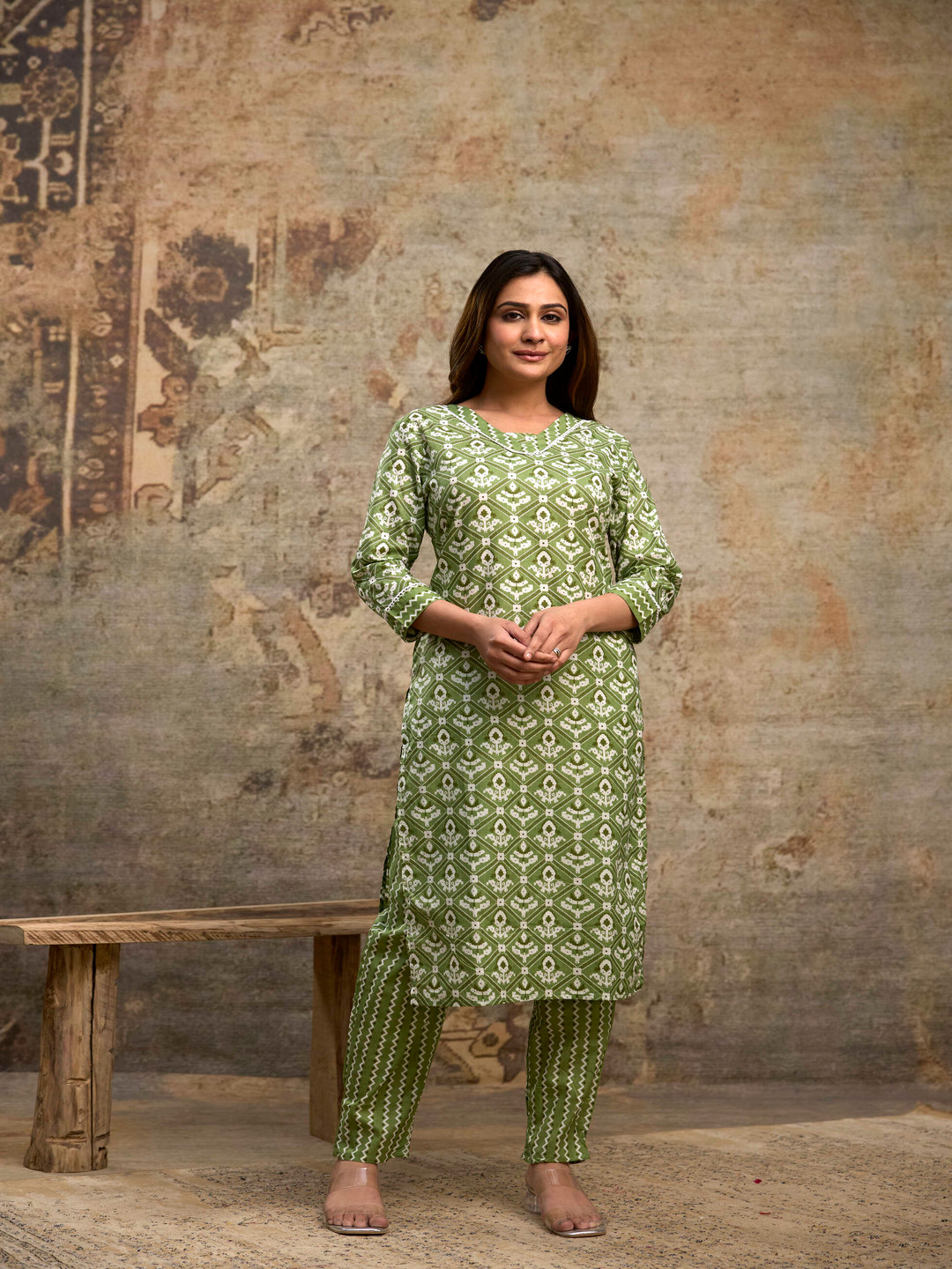 

Angvarnika Women Ethnic Motifs Printed Regular Thread Work Pure Cotton Kurta with Trousers, Green
