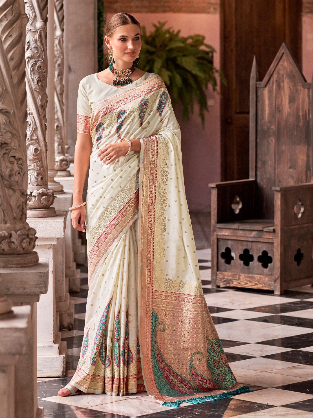 

DIVASTRI Woven Design Zari Silk Blend Designer Saree, White