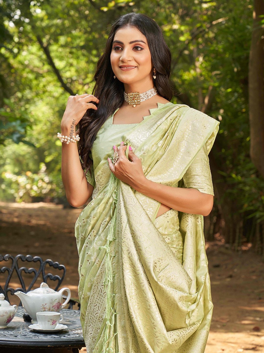 

DIVASTRI Floral Zari Silk Blend Banarasi Saree, Green