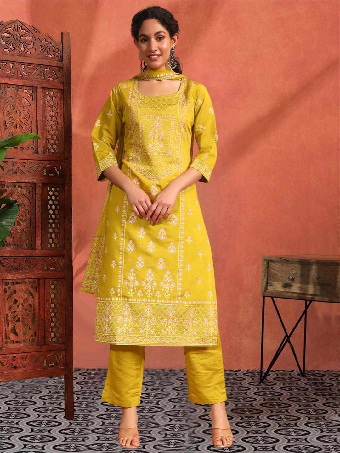 

Sangria Printed Kurta With Trousers & Dupatta, Yellow