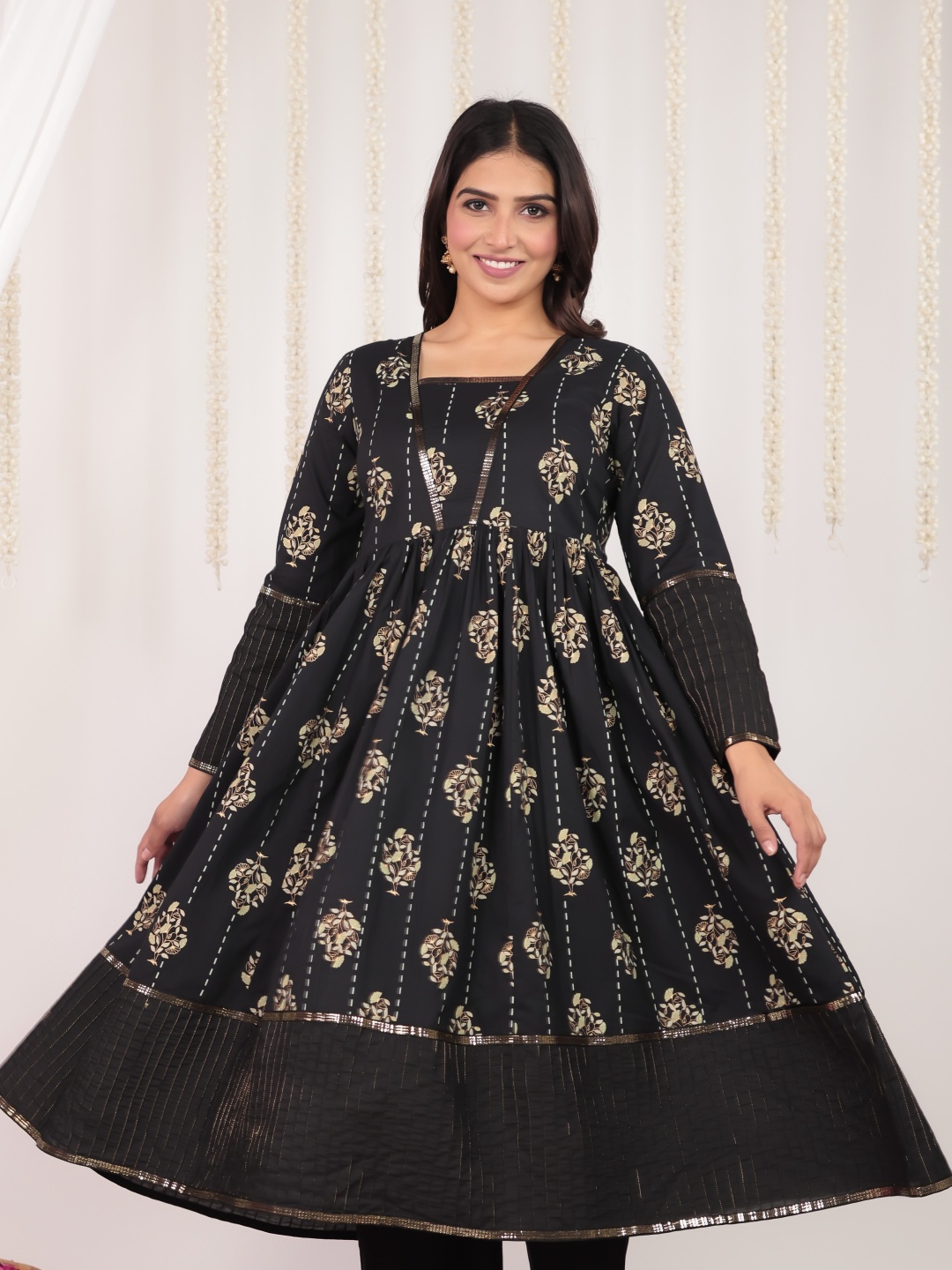 

Aramya Floral Printed Square Neck Anarkali Kurta, Black