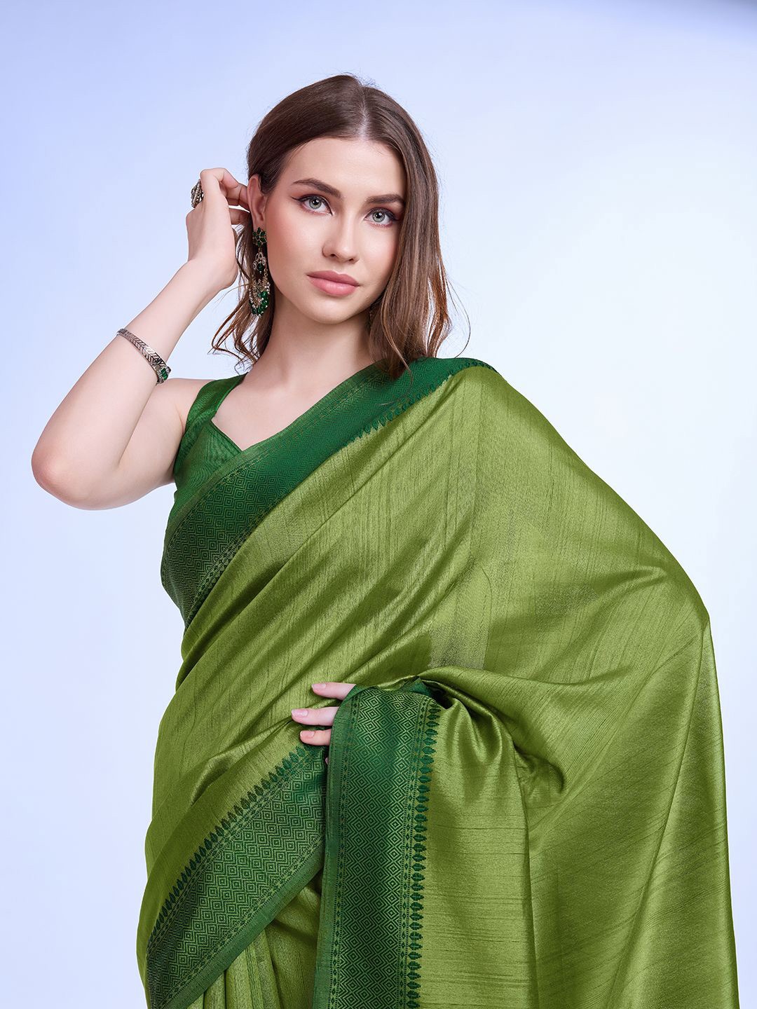 

DIVASTRI Striped Silk Blend Saree, Green