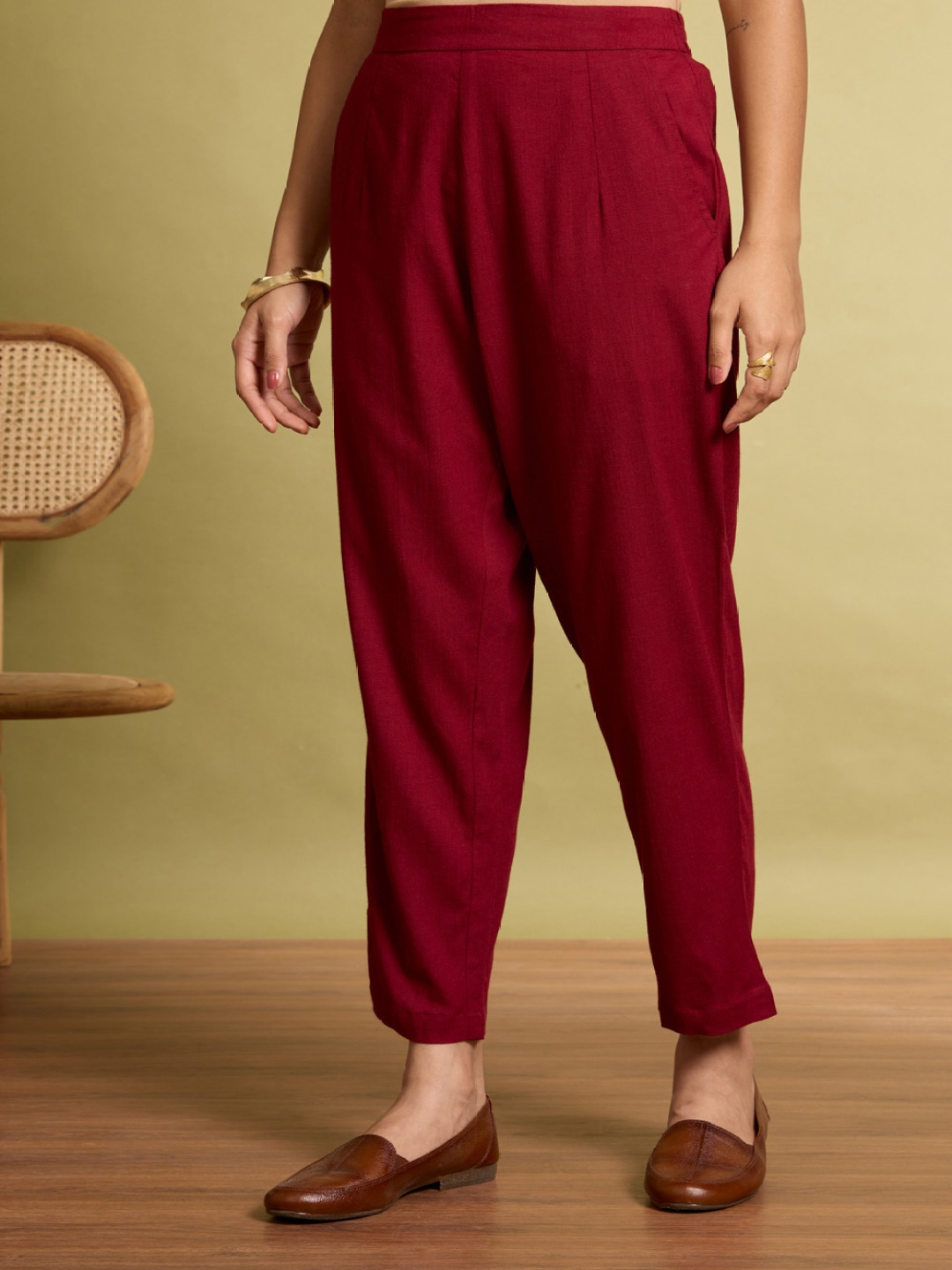 

Taneira Women High-Rise Pleated Trousers, Red
