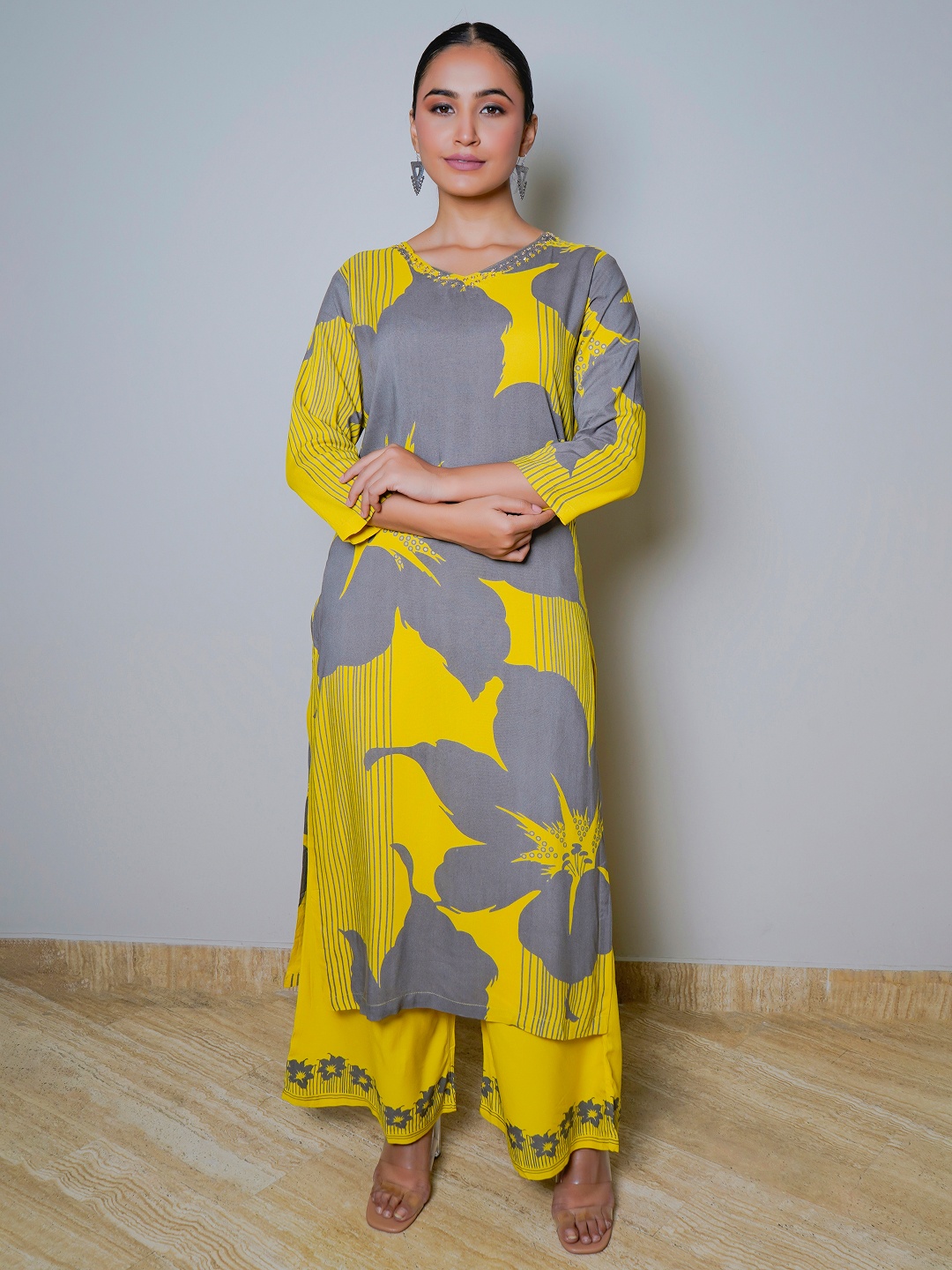 

Sindh Fashion Women Floral Printed Regular Beads and Stones Kurta with Palazzos, Yellow