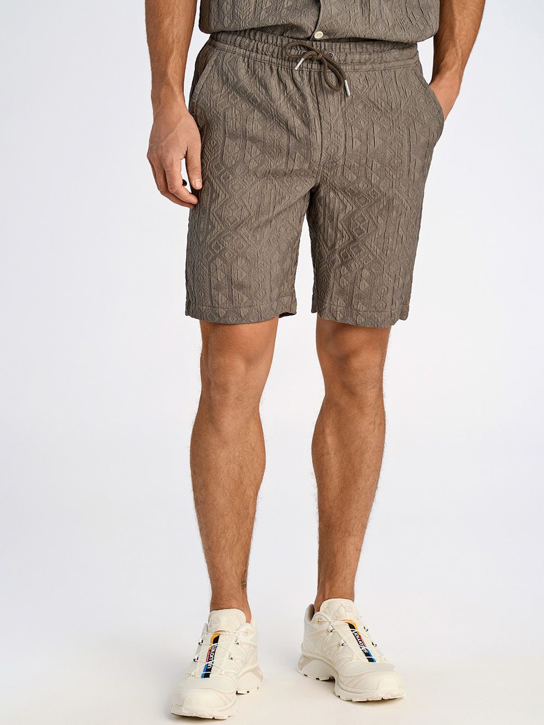 

LINDBERGH Men Relaxed Fit Jacquard Shorts, Brown