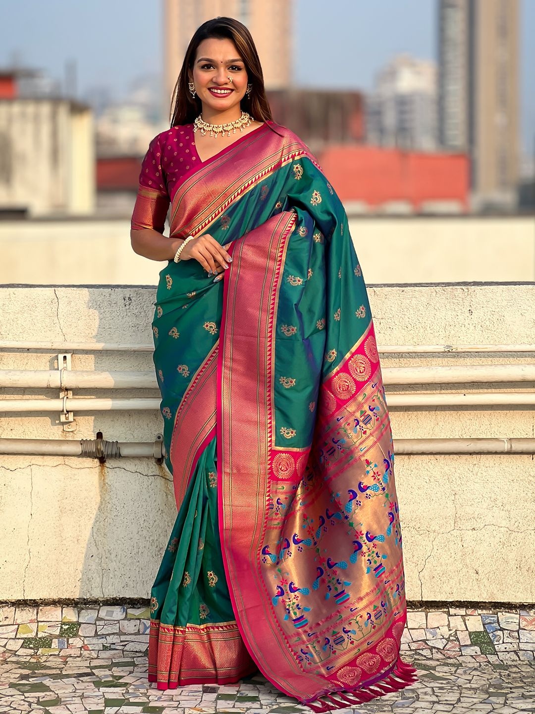 

DIVASTRI Ethnic Motifs Zari Silk Blend Paithani Saree, Green