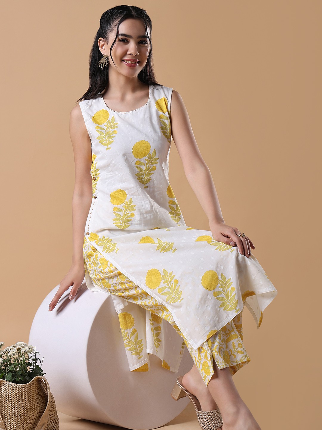

SHOWOFF Women Floral Printed Regular Kurta with Trousers, White