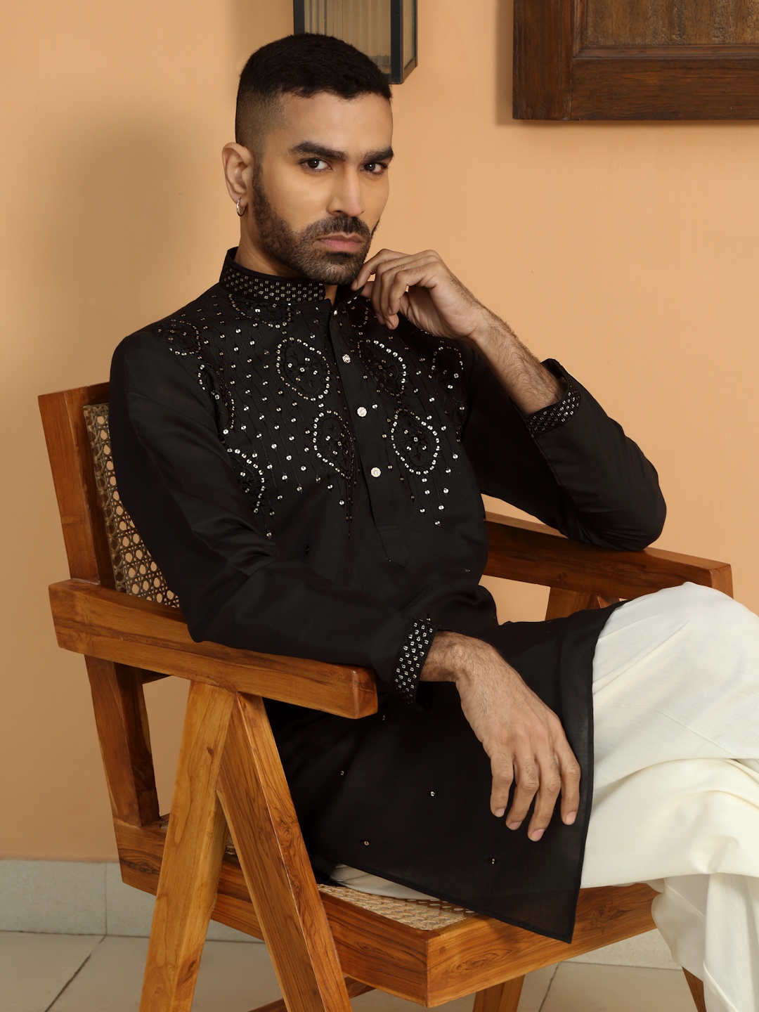 

KRAFT INDIA LUXE Floral Embroidered Thread & Sequinned Work Mandarin Collor Straight Kurta, Black