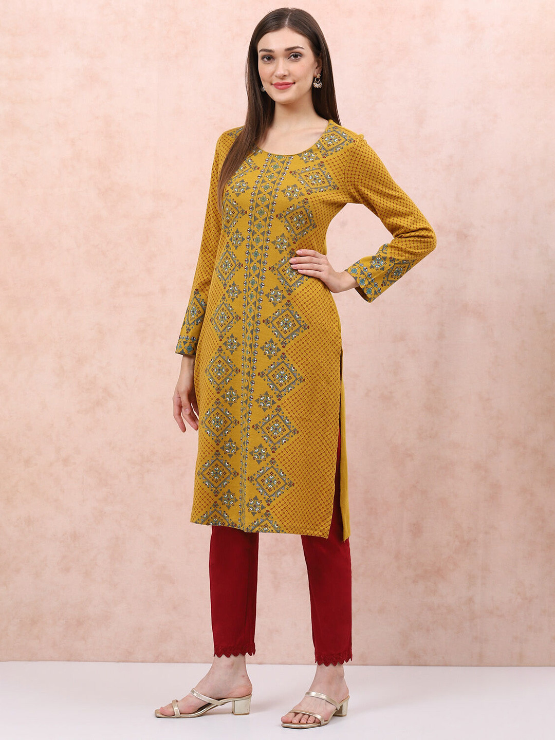 

Rangriti Floral Printed Round Neck Straight Kurta, Yellow