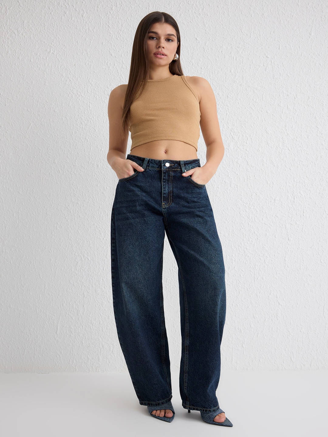 

Trendyol Women Low Distress Light Fade Jeans, Na