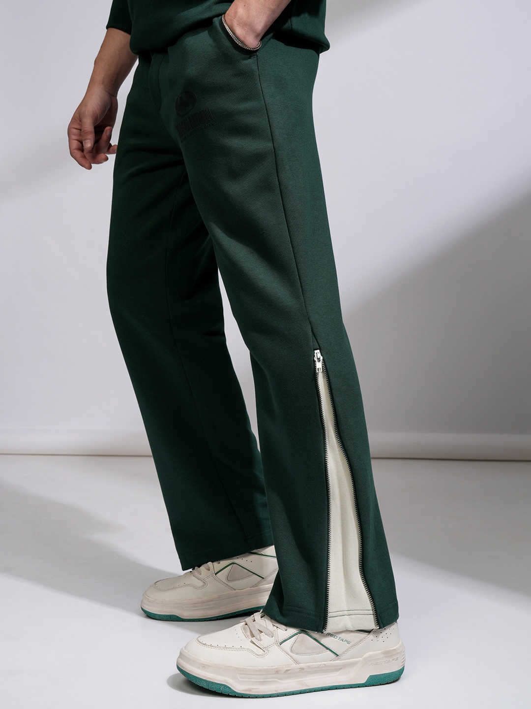 

HIGHLANDER Men Printed Straight Fit Joggers Trousers, Olive
