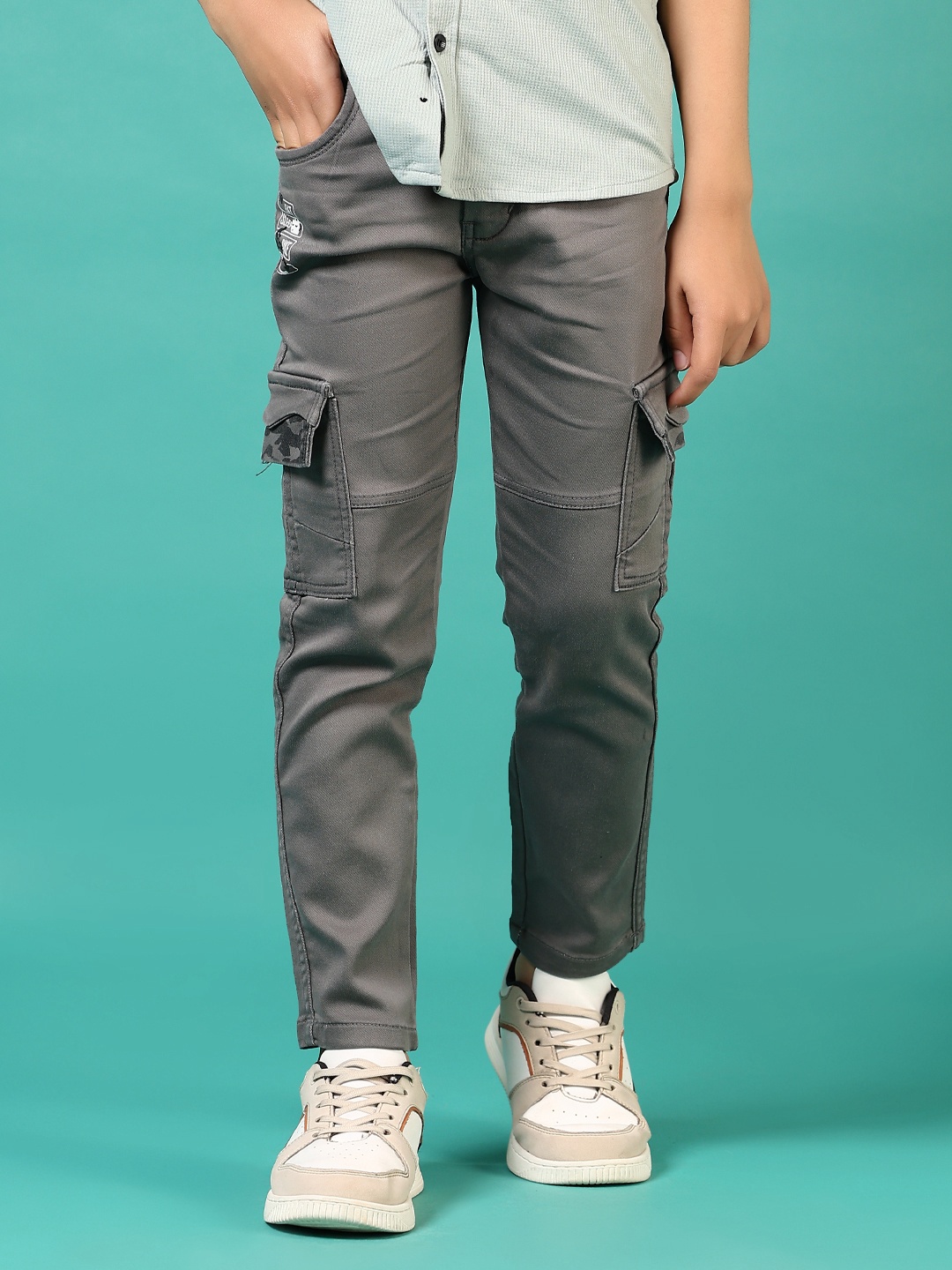 

V-Mart Boys Cargos Trousers, Green