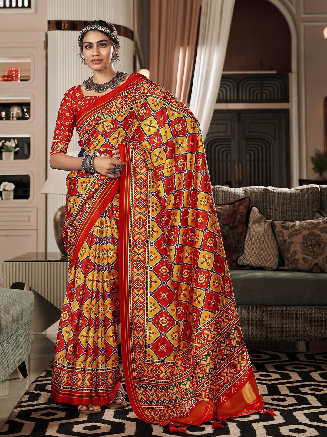 

DIVASTRI Woven Design Silk Blend Patola Saree, Yellow