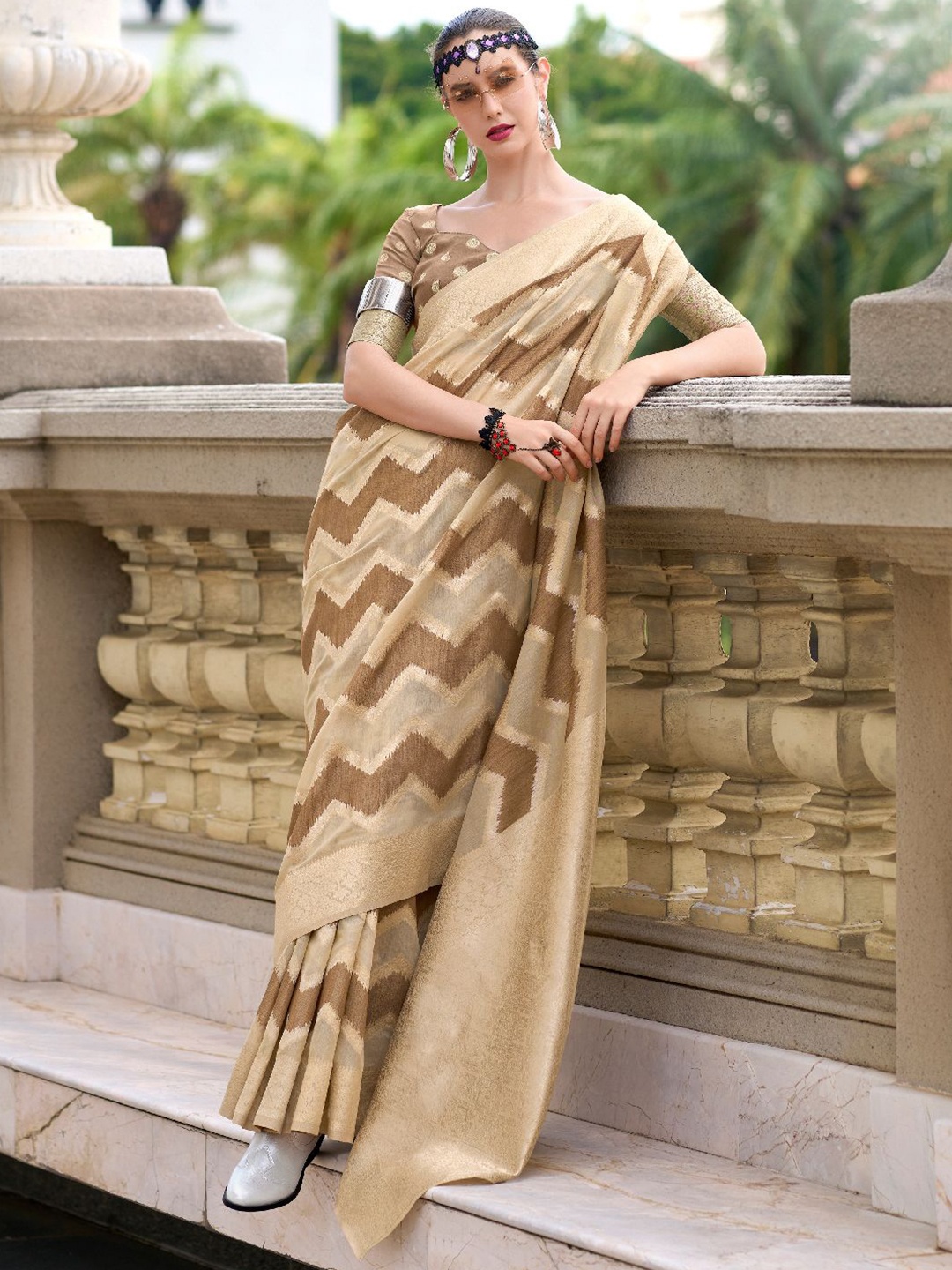 

DIVASTRI Embellished Zari Designer Saree, Coffee brown