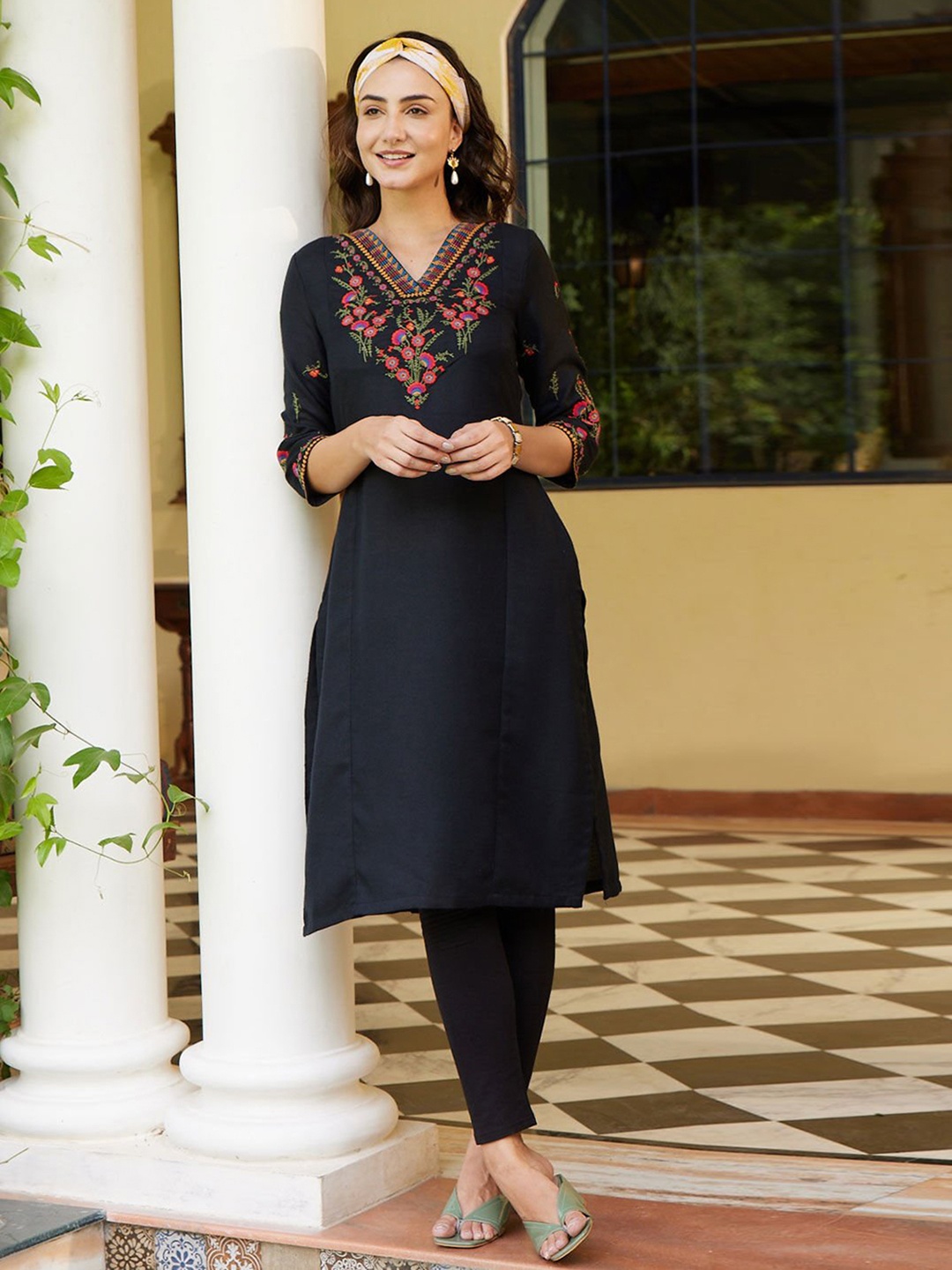 

Rangriti Floral Embroidered Thread Work Straight Kurta, Black