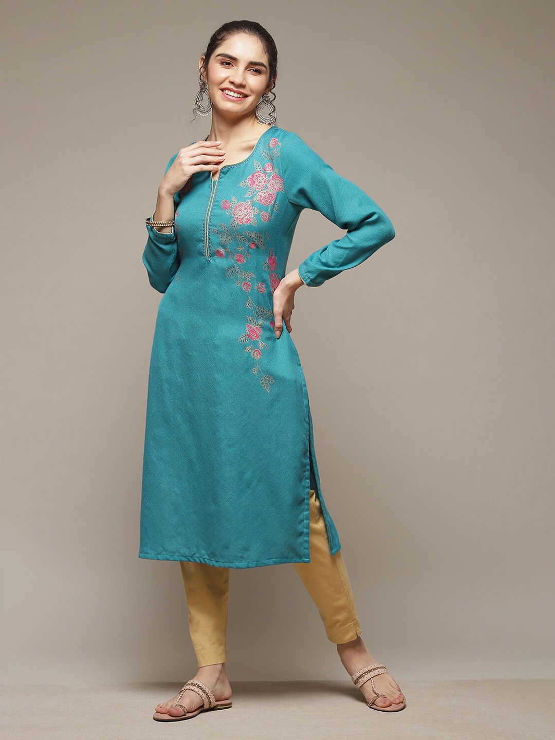 

Rangriti Women Keyhole Neck Thread Work Pathani Kurta, Turquoise blue