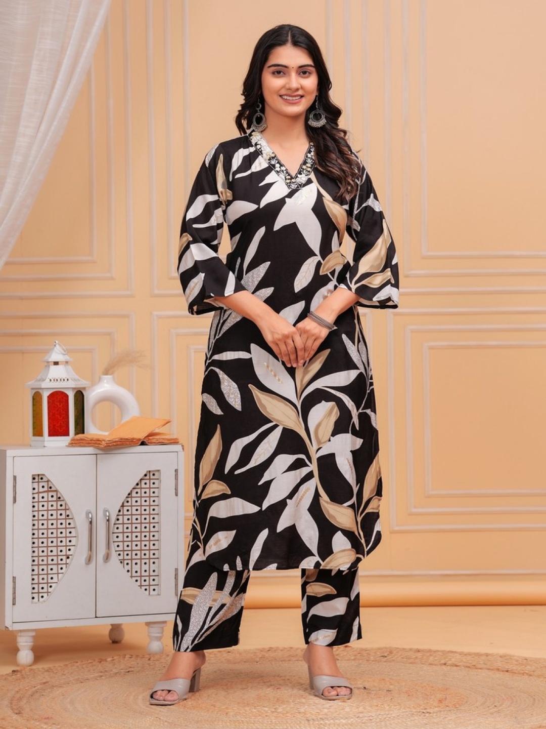 

Kanahari Women Floral Embroidered Regular Pure Cotton Kurti with Palazzos, Black