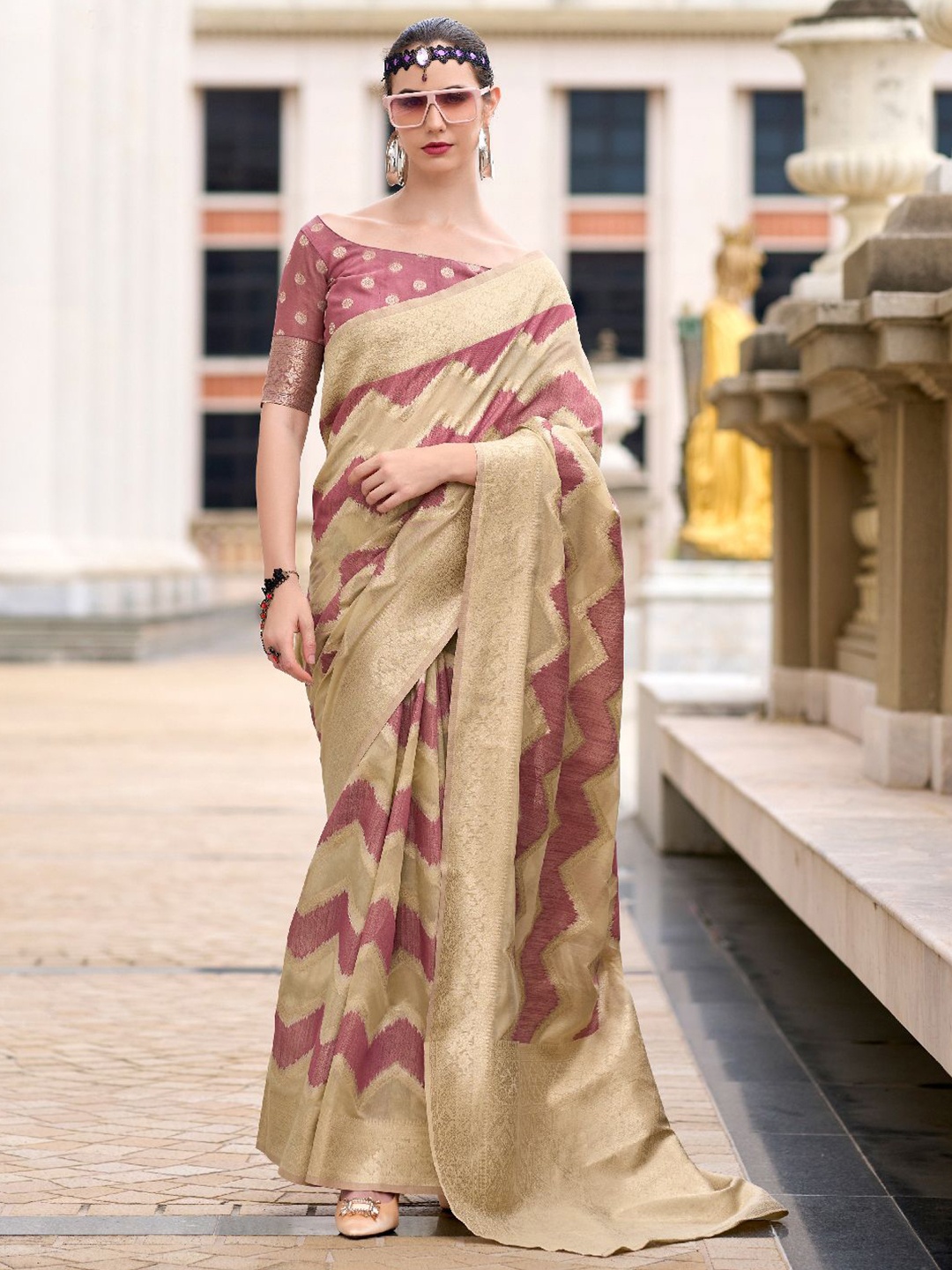 

DIVASTRI Woven Design Zari Saree, Pink