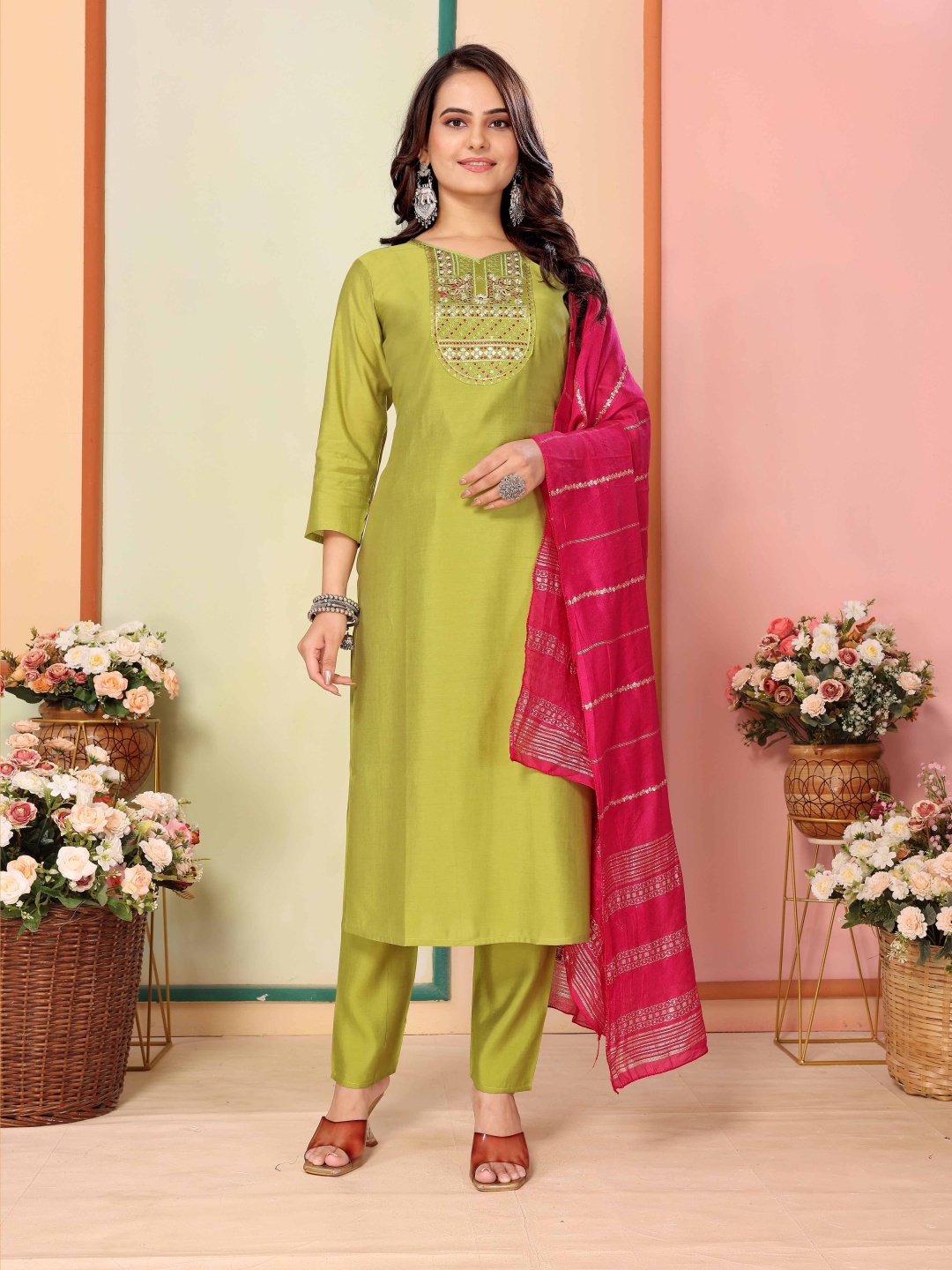 

Fashion FRICKS Women Ethnic Motifs Regular Thread Work Kurta with Trousers & With Dupatta, Green