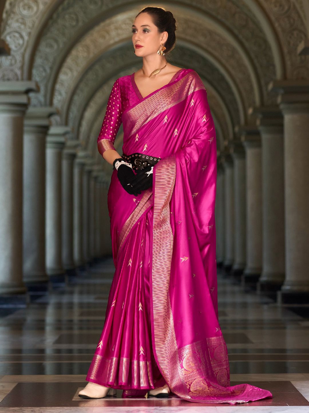 

DIVASTRI Woven Design Zari Satin Saree, Pink