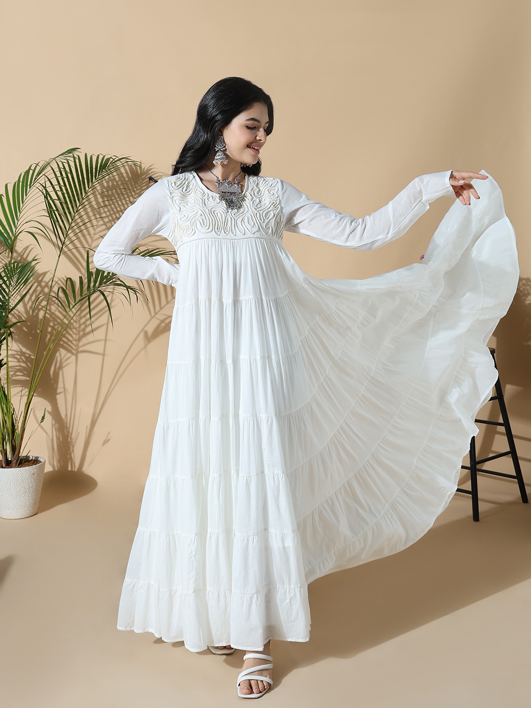 

SHOWOFF Thread Work Notch Neck Tiered Anarkali Kurta With Inner, White