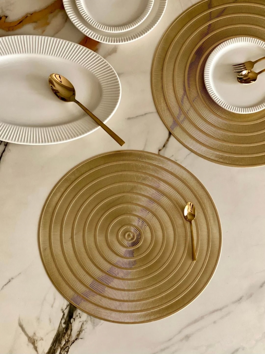 

Mason Home Swirling Gold-Toned 6 Pieces Textured Round Table Placemats