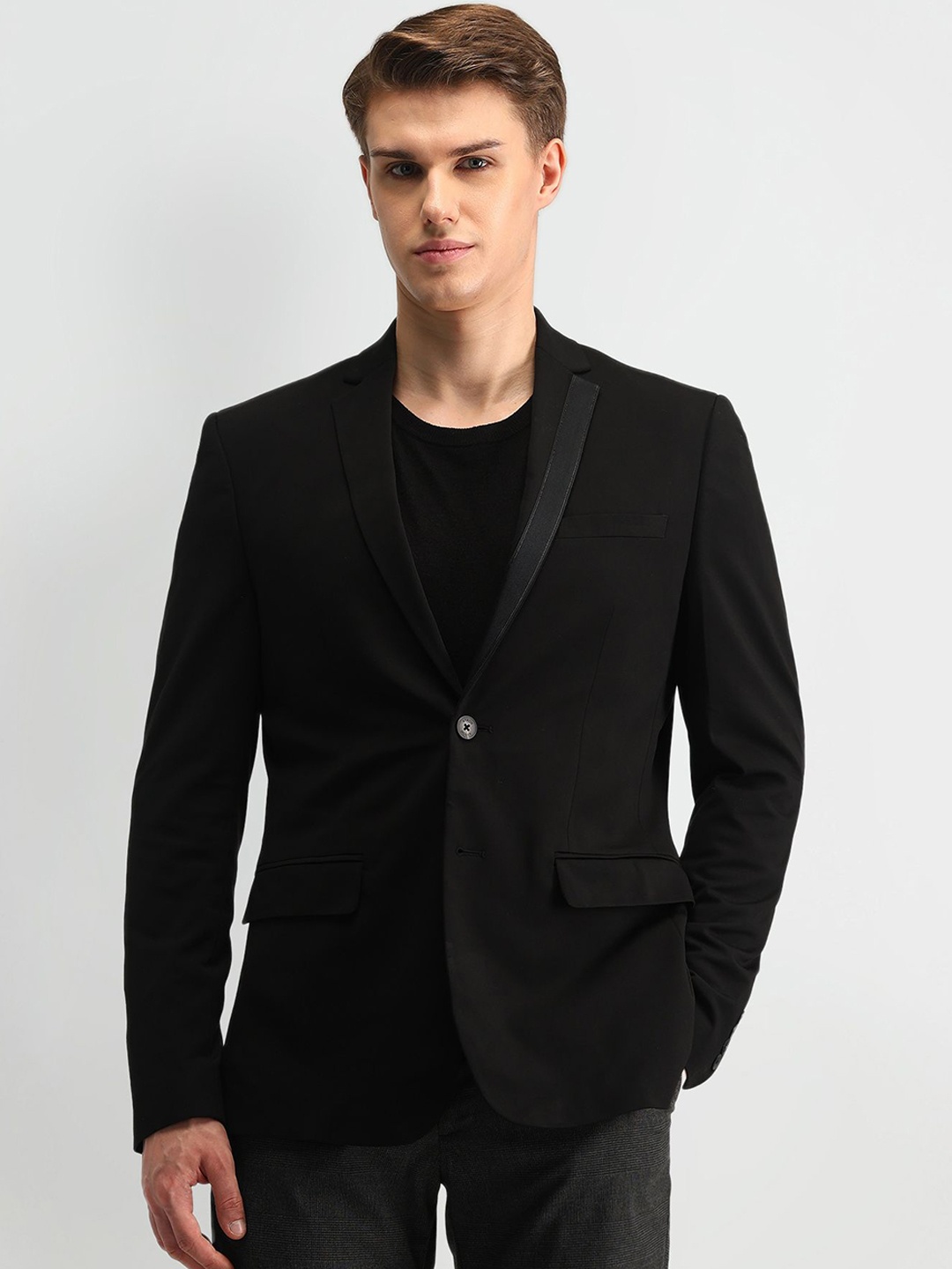 

Arrow Notched Lapel Single Breasted Slim-Fit Blazer, Black