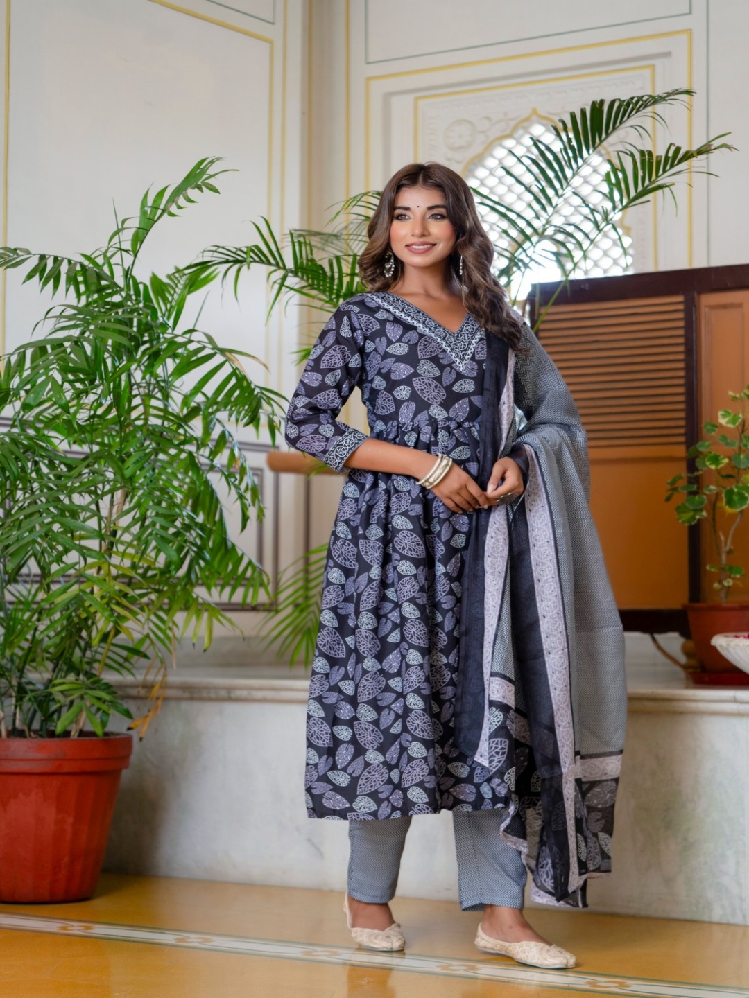 

Lookmark Women Floral Printed Regular Kurta with Trousers & With Dupatta, Black