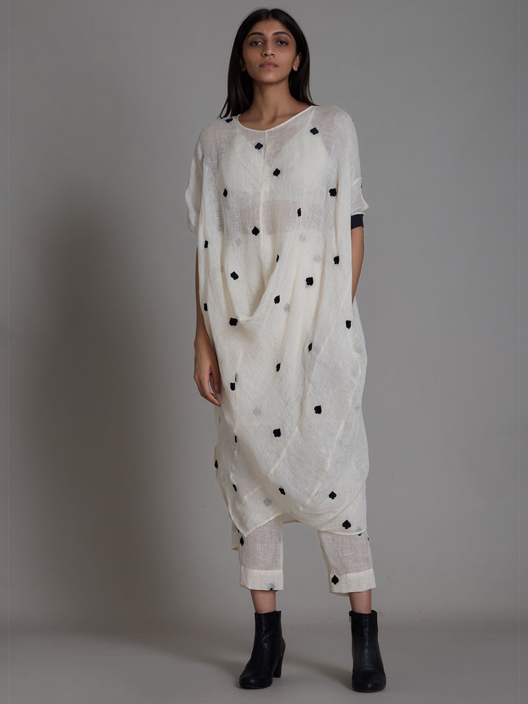

MATI Geometric Printed Round Neck Call Linen Kurta with Trousers, White