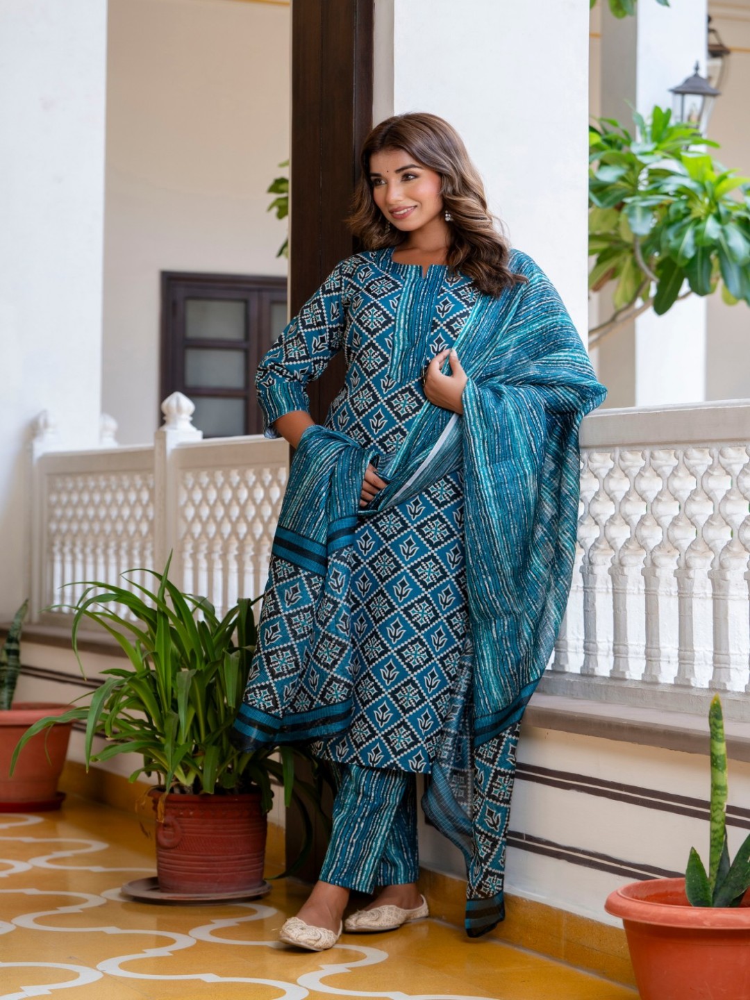 

Lookmark Women Floral Printed Regular Kurta with Trousers & With Dupatta, Teal