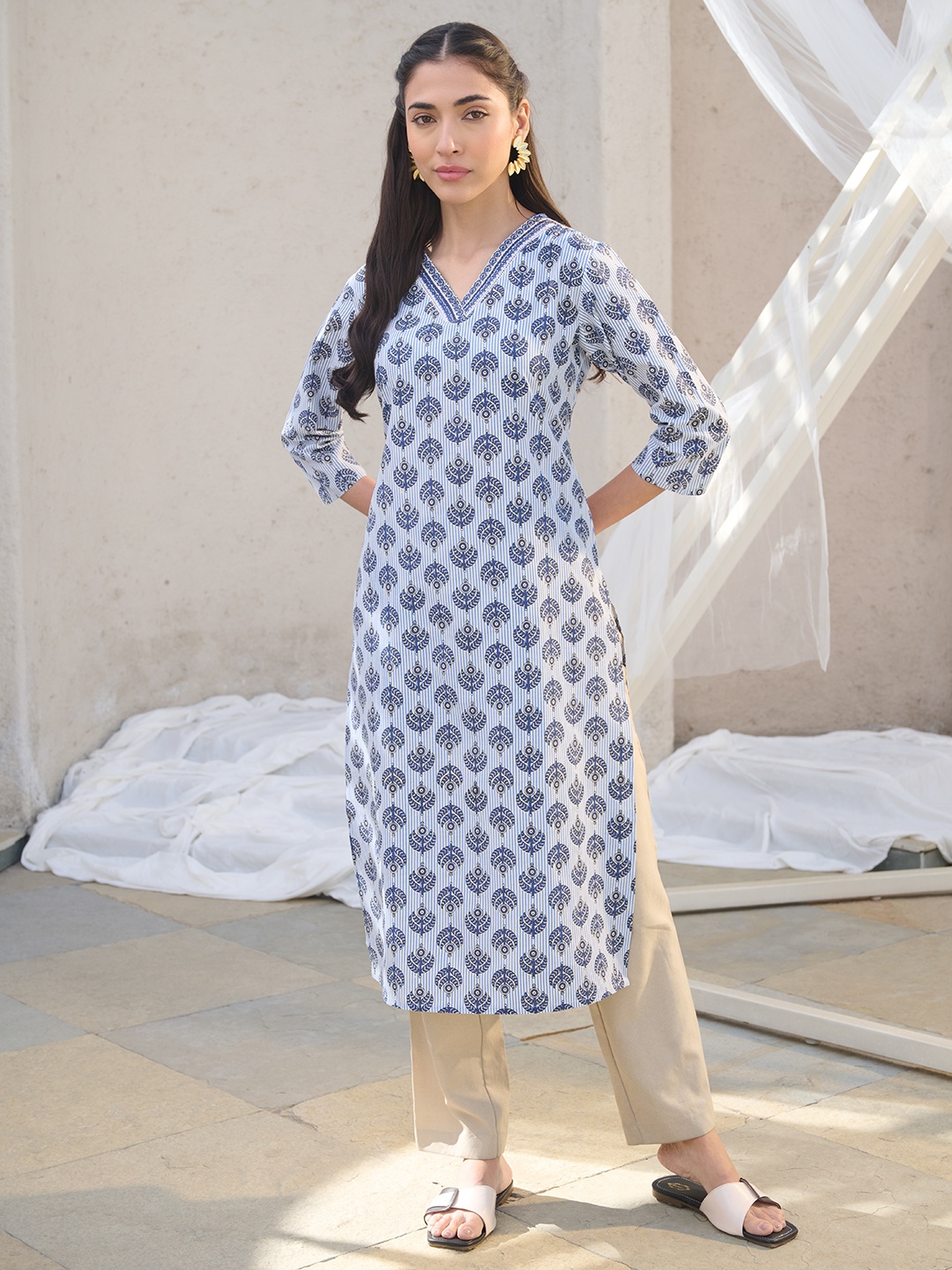 

Stylum Ethnic Motifs Printed V-Neck Pure Cotton Straight Kurta, Blue