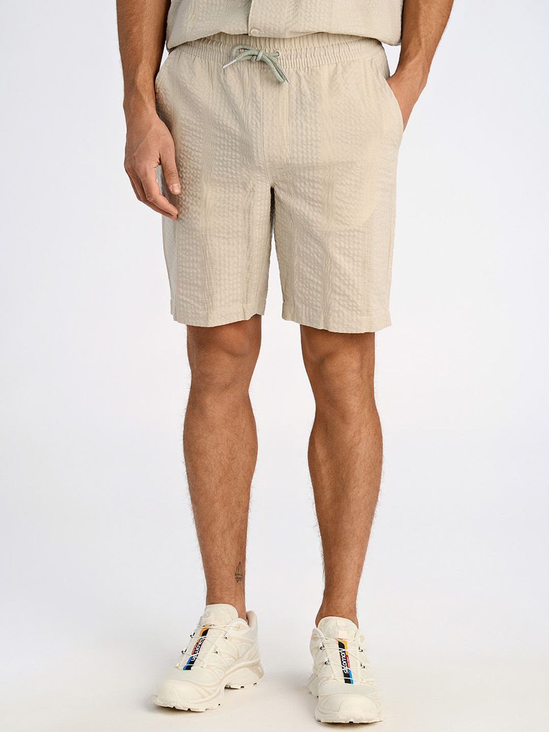 

Lindbergh Men Solid Relaxed Fit Solid Shorts, Cream