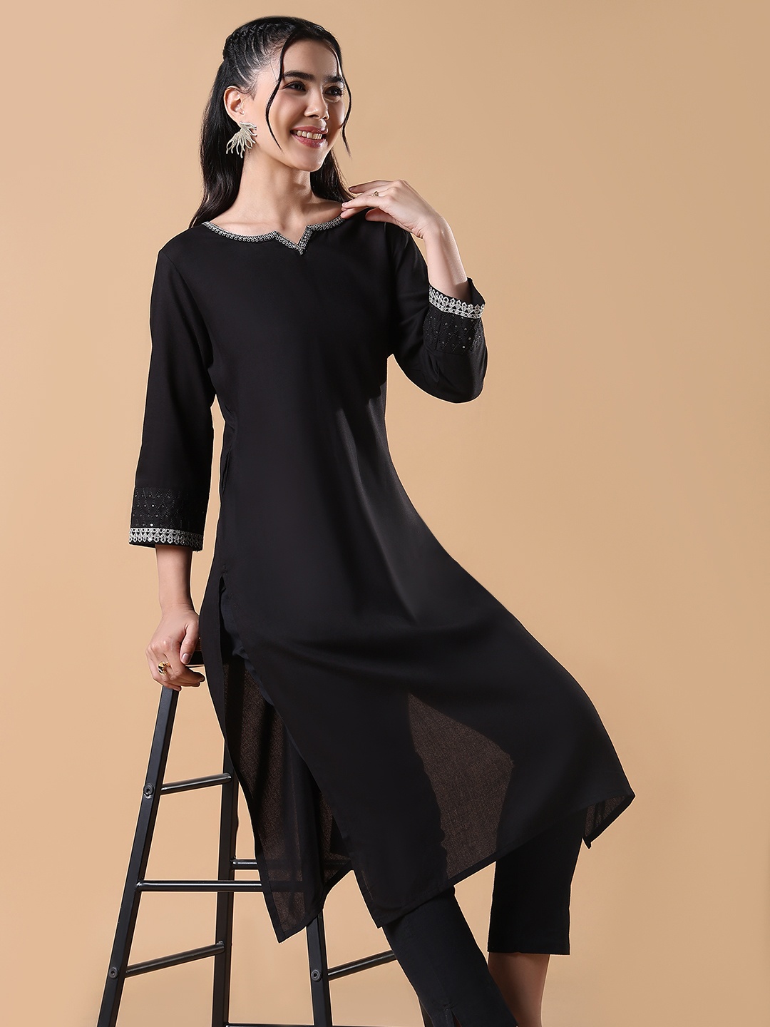 

SHOWOFF Notch Neck Zari Work Straight Kurta, Black