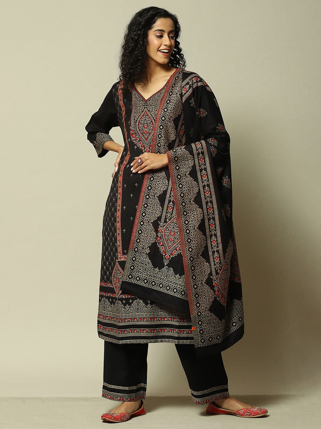 

Rangriti Women Floral Embroidered Regular Thread Work Kurta with Palazzos & With Dupatta, Black