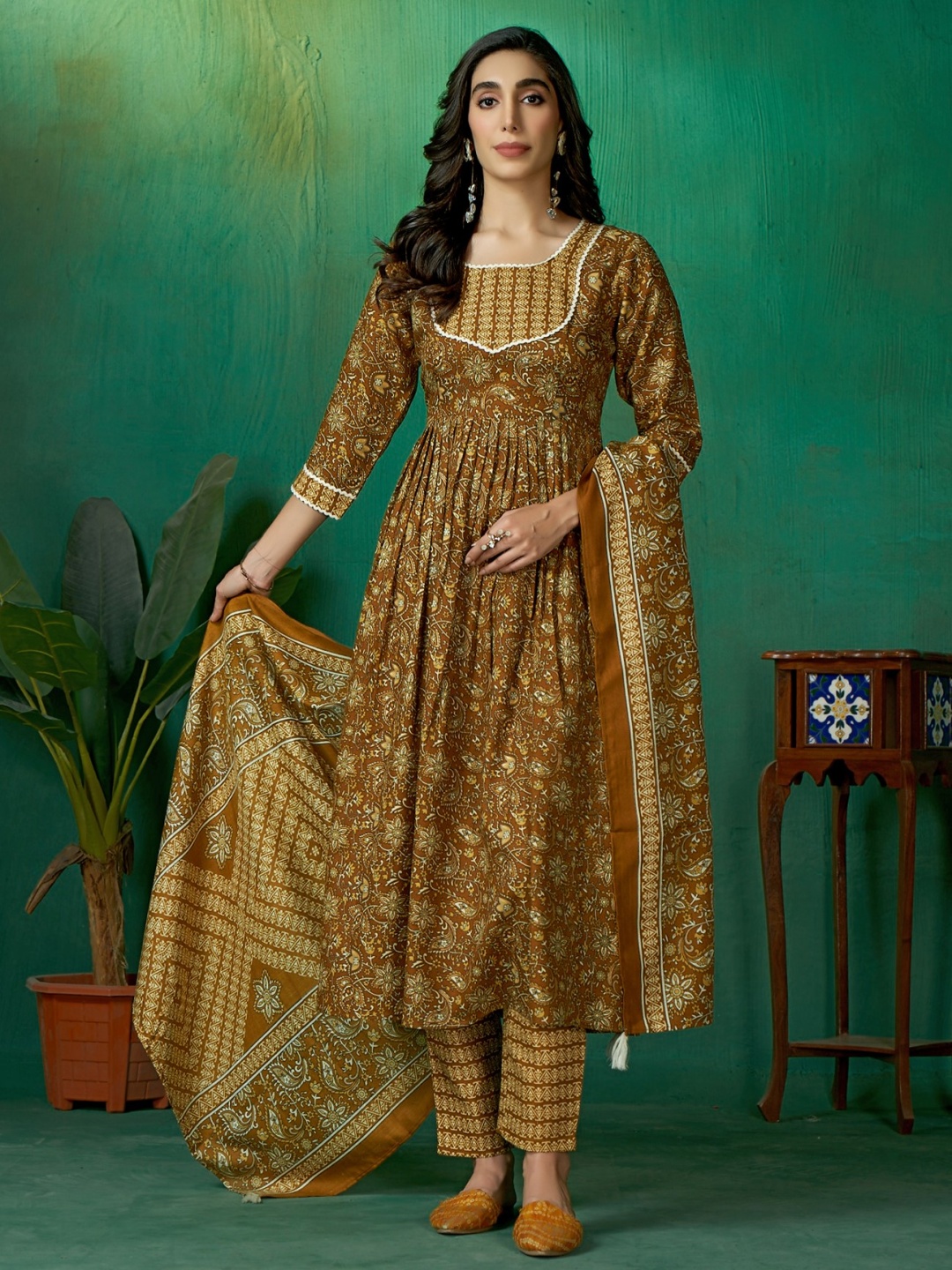 

DIVASTRI Women Floral Printed Regular Gotta Patti Pure Cotton Kurta with Trousers & With Dupatta, Brown