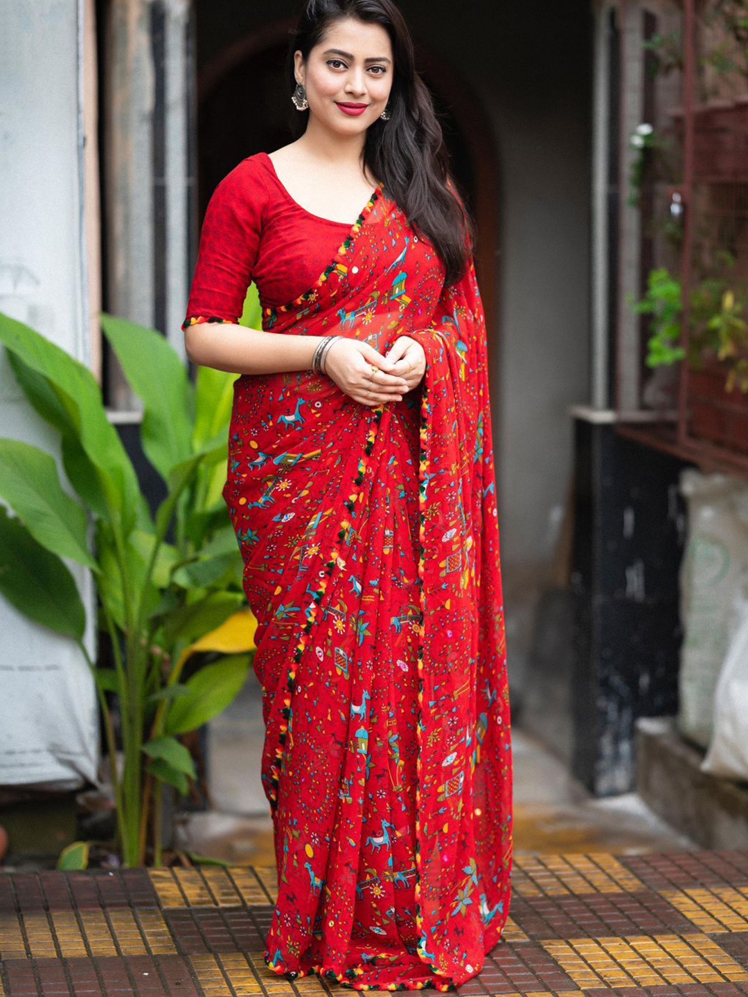 

Rangtulika Ethnics Floral Saree, Red