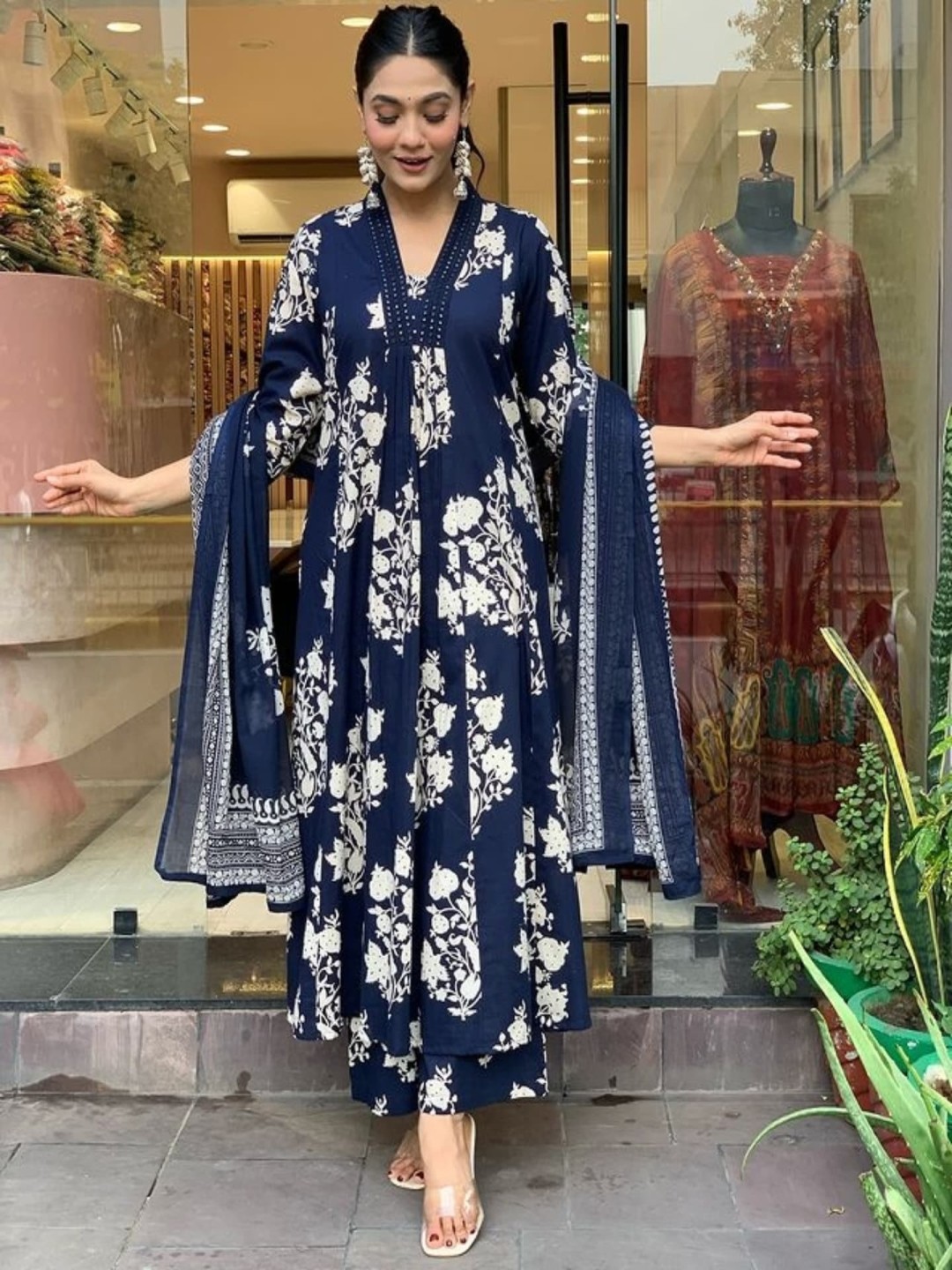 

AADAT Women Floral Printed Regular Beads and Stones Kurta with Palazzos & With Dupatta, Blue
