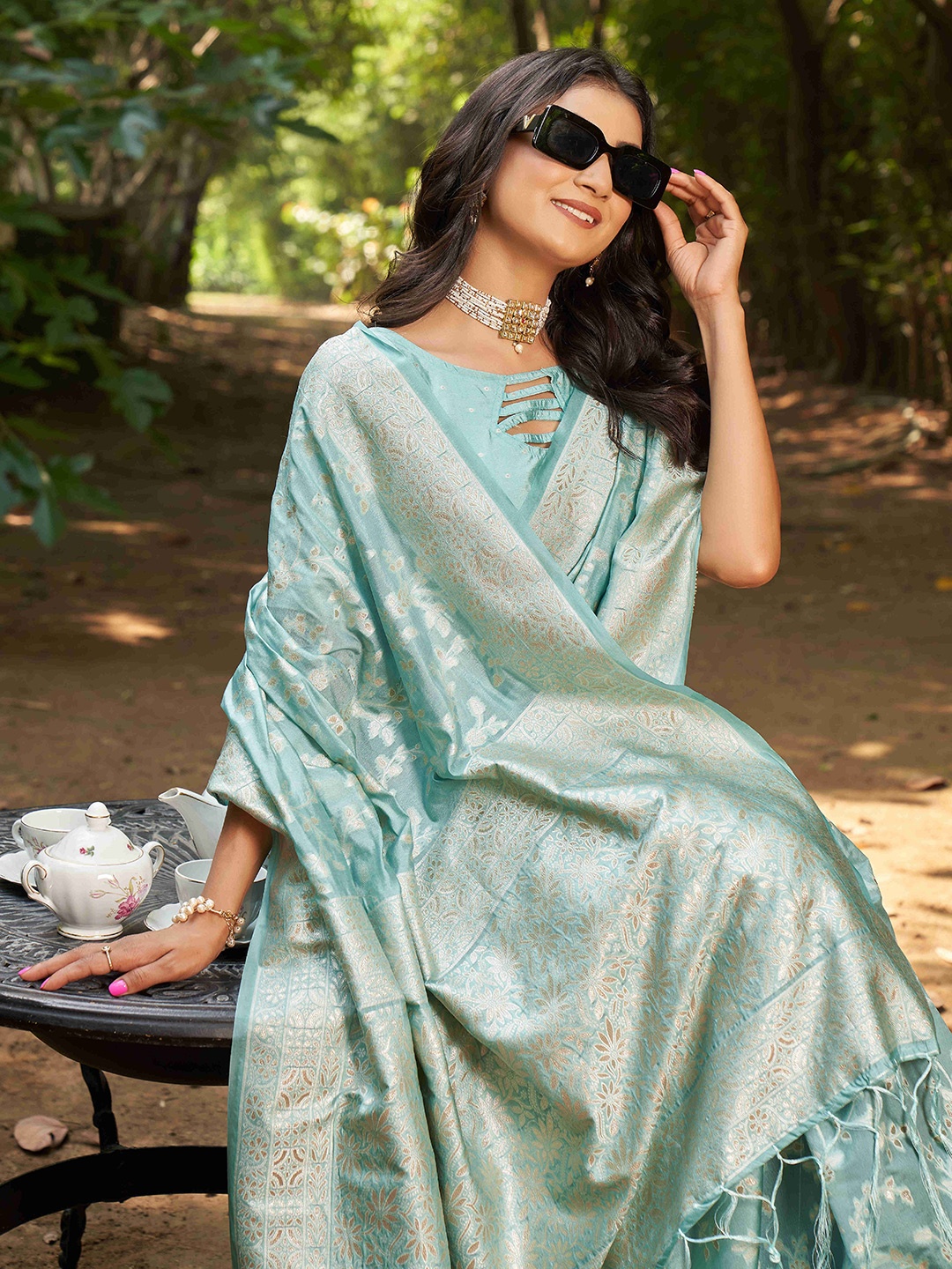 

DIVASTRI Floral Zari Silk Blend Banarasi Saree, Blue