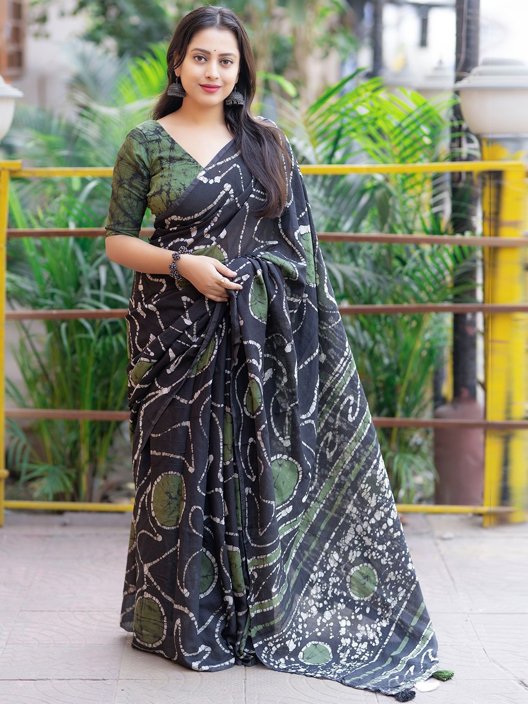 

DIVASTRI Batik Silk Blend Chanderi Saree, Green